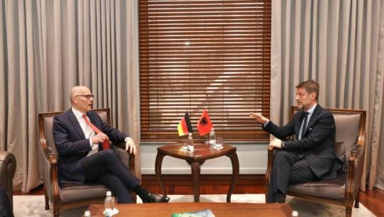 Ministri Hoxha pret anëtarin e Bundestagut Peter Beyer: Gjermania mbështetje të vazhdueshme për integrimin evropian të Shqipërisë