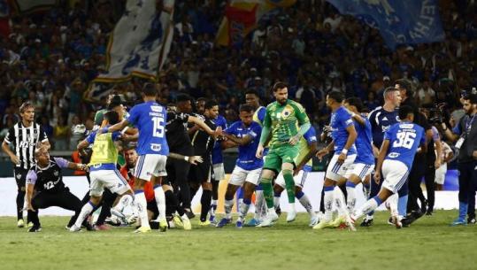 Sherr brutal në Brazil, 23 futbollistë në ndeshjen Cruzeiro-Atletico Mineiro ndëshkohen me të kuq! Mes tyre edhe Hulk (VIDEO)