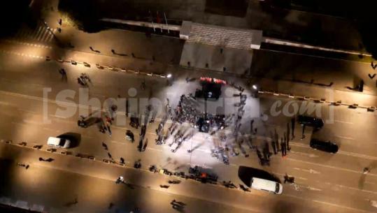 PAMJET ME DRON/ Berisha braktiset edhe nga militantët e PD-së, vetëm një grusht ithtarësh në tubimin para Kryeministrisë