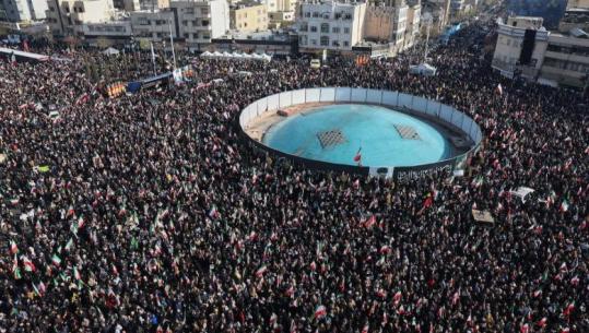 Populli pro regjimit mbush sheshin në Teheran dhe betohet për besnikëri ndaj Mojtaba Khameneit (VIDEO)