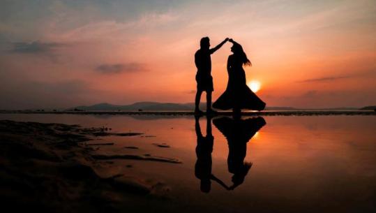 Zbuloni tre shenjat e horoskopit që bien në dashuri shumë lehtë