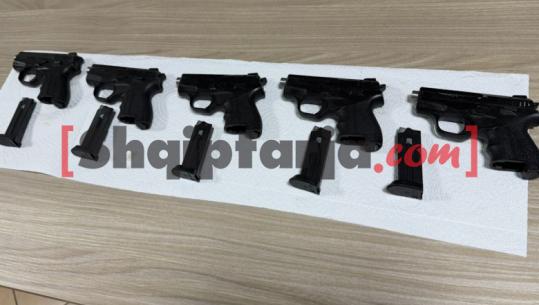 Trafik armësh nga Mali i Zi me destinacion ‘Freskun’, momenti kur policia shtrin në tokë dhe prangos 2 të rinjtë, sekuestrohen 6 pistoleta (EMRAT)