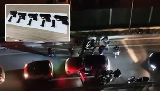 Trafik armësh nga Mali i Zi me destinacion ‘Freskun’, momenti kur policia shtrin në tokë dhe prangos 2 të rinjtë, sekuestrohen 6 pistoleta (EMRAT+VIDEO)