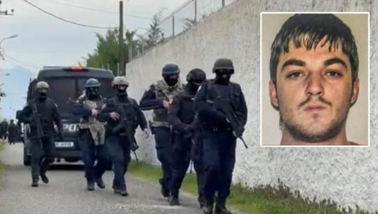 Në kërkim për masakrën me dy të vrarë në Shkodër, 'ushtari' i Licëve i shpëton sërish policisë pasi qëlloi me armë! Nuk i ndaluan patrullës, në pranga dhe 2  shokët e tij (EMRAT)