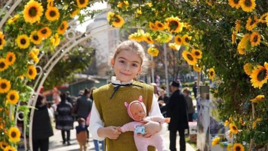 Elbasani mbushet me njerëz dhe lule në prag të Ditës së Verës