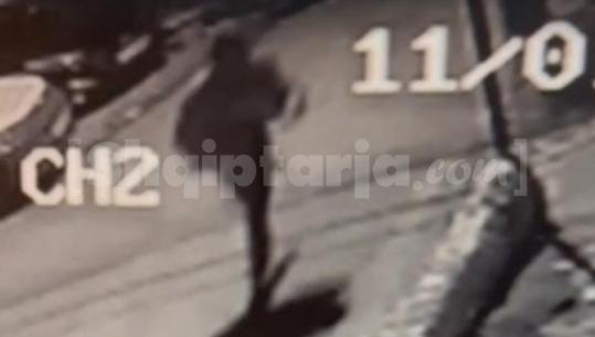 Plagosi me armë zjarri bashkatdhetarin në Sauk, Report Tv siguron foton kur turku largohet me vrap! I lënduari pretendon se nuk e njeh