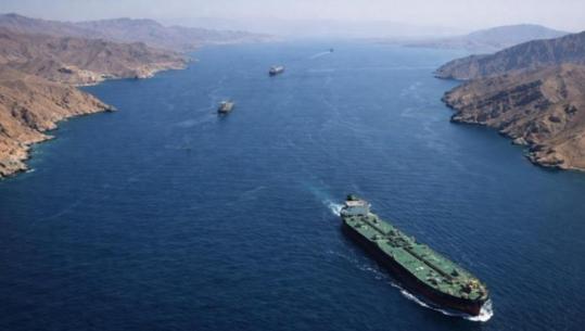 Frika për çmimin e naftës, shefi i sigurisë së Iranit paralajmëron: Hormuzi mund të jetë ngushticë paqeje ose vuajtjeje