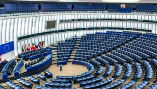 Parlamenti Europian shpreh keqardhje për mos zgjedhjen e presidentit të ri në Kosovë, draft raporti: 2025 një vit i humbur nga kriza politike!