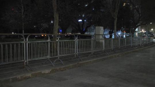 Nesër protesta e PD për Ballukun, Kuvendi rrethohet me gardh metalik! Shtohen masat e sigurisë