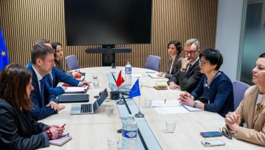 Komisionerja Kos pas takimit me ministrin Ferit Hoxha: Shqipëria, një nga vendet në krye të procesit të anëtarësimit në BE
