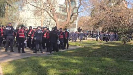 Kuvendi sot mes votimit për arrestimin e Ballukut dhe protestës së opozitës! PS mbledhje grupi para seancës 