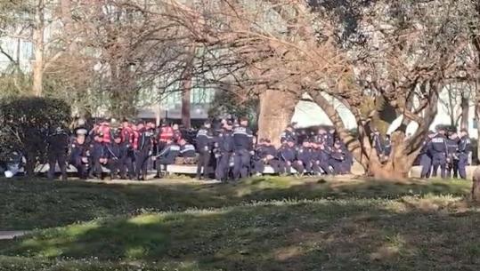 Protesta e PD, policia ‘blindon’ parlamentin! 1500 efektivë në gatishmëri (VIDEO)