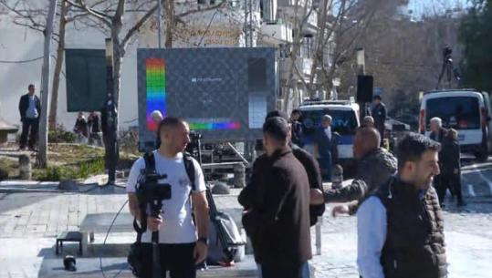 Protesta e PD, ekran e podium para Kuvendit! Bardhi e Balliu të përjashtuar nga punimet, ngarkohen me ‘mbikëqyrjen’ e protestuesve