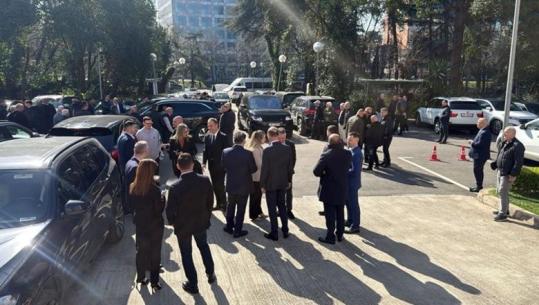 Protesta e PD, nis grumbullimi i deputetëve në seli