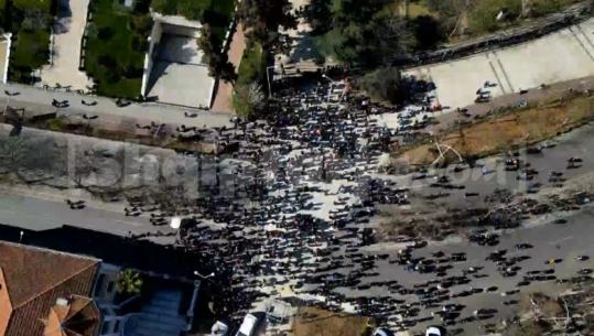 LIVE TV- PS nuk lëshon Belinda Ballukun, opozita në protestë, 'rrethon' Kuvendin! PD: Mos mbroni të korruptuarit