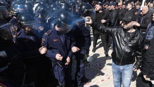 Protestuesit e PD nisin përplasjen me policinë te Kuvendi, hedhin sprajt blu drejt efektivëve! Mazhoranca rrëzoi kërkesën e SPAK për heqjen e imunitetit të Ballukut