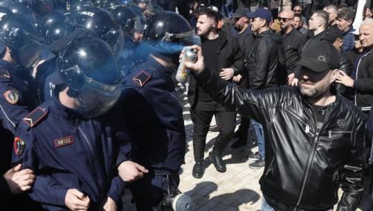 Ndërkombëtarët i dënuan molotovët te vila 31, Berisha ‘harron’ revoltën për Ballukun! Premtoi shembje të Kuvendit, sot vetëm një grusht militantësh e sprai blu në protestë