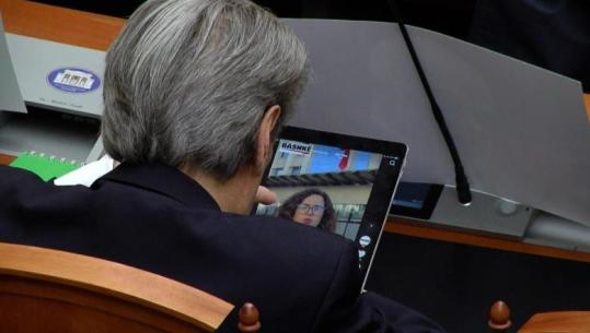 Manja lexon raportin e PS kundër kërkesës së SPAK, Berisha shikon në TikTok videot e ‘Lëvizja Bashkë’