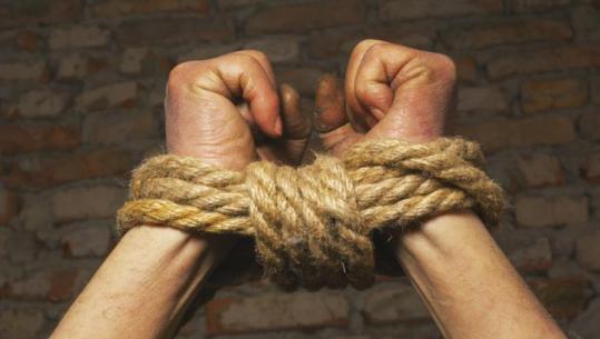 E morën me forcë dhe e rrahën, tre të rinj në pranga për dhunën ndaj 28-vjeçarit në Tiranë