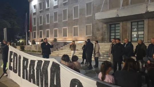 PS rrëzoi kërkesën për arrestimin e Ballukut, Lapaj nga protesta: 82 deputetë u vunë në rresht, mbrojtën hajdutërinë dhe rrëzuan Republikën