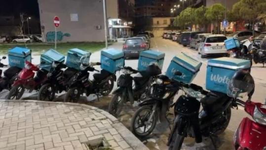 Motoristët e “Wolt” në Vlorë dalin në protestë, kërkojnë rritje pagash dhe lehtësim të kushteve të punës