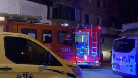 Tiranë/ Humb jetën nga asfiksia një person me aftësi të kufizuara, kati i parë i banesës u përfshi nga flakët