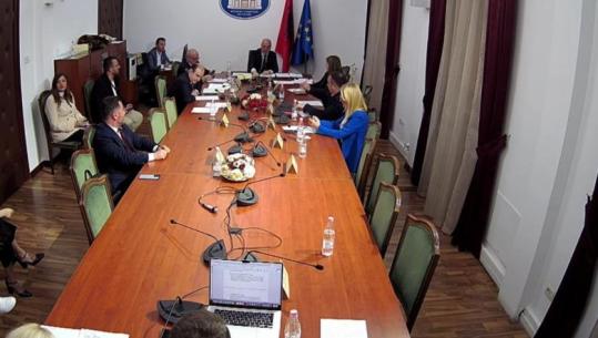 Igli Hasani komenton me ironi pyetjet për ministrin Hoxha: Do e pyesim për emrat e banorëve të Pekinit