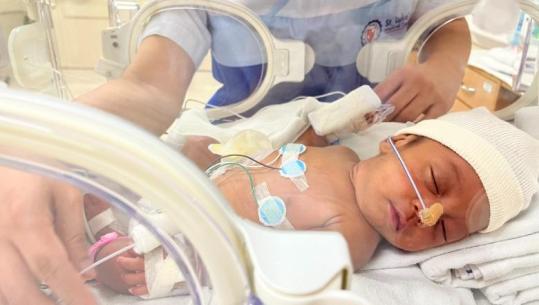Foshnja 2-muajshe në gjendje të rëndë në spitalin e Korçës, dyshohet se nëna nuk e ushqeu me gji 