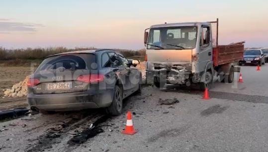 Audi përplaset me kamionçinën në Fier, tre të lënduar dërgohen me urgjencë në spital