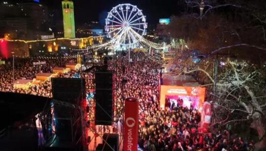 Nesër Dita e Verës, Elbasani nis festimet, qytetarë të shumtë në shesh për të ndjekur koncertin (PAMJE ME DRON)