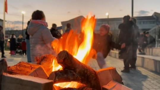 Zjarr, vezë dhe tryezën plot, Erseka mirëpret Ditën e Verës me një atmosferë plot gjallëri