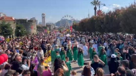 Turma njerëzish ‘pushtojnë’ sheshin kryesor në Elbasan, vogëlushët sjellin gëzim e hare me shfaqjen e Karnavaleve