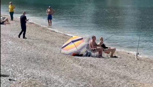 VIDEOLAJM/ Not, peshkim dhe rreze dielli, si po e festojnë qytetarët vlonjatë Ditën e Verës 