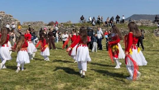 Nën ritmin e këngëve dhe valleve, qytetarët në Lezhë festojnë Ditën e Verës në kalanë e qytetit
