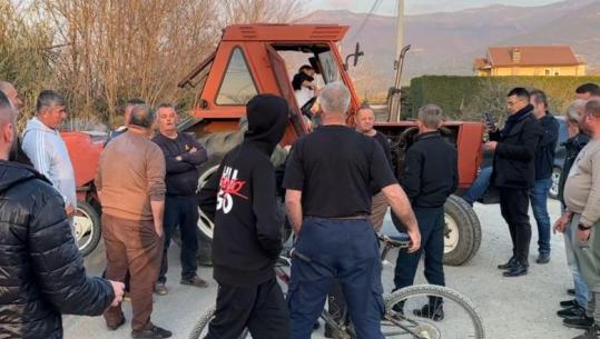 Banorët e Fushë-Milotit në protestë për rrugën e degraduar: Këtu të merret fryma në dimër e verë nga pluhurat