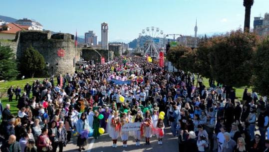 Pamjet me dron/ Të gjithë në Elbasan për Ditën e Verës, sheshi kryesor ‘gëlon’ nga qytetarët