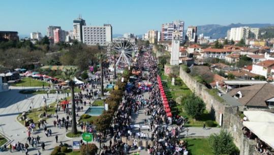Pamjet me dron/ Të gjithë në Elbasan për Ditën e Verës, sheshi kryesor ‘gëlon’ nga qytetarët