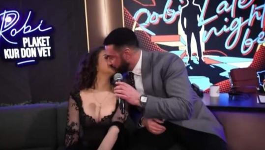 Momenti që askush s'e priste, Robert Berisha dhe Vivien Thano shkëmbejnë puthje 