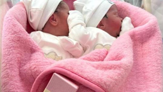Pas 10 vite pritjeje, çifti bëhen prindër i dy vajzave binjake! Ardhja në jetë e vogëlusheve u bë falë trajtimit të fertilizimit in vitro në maternitetin 'Koço Gliozheni'