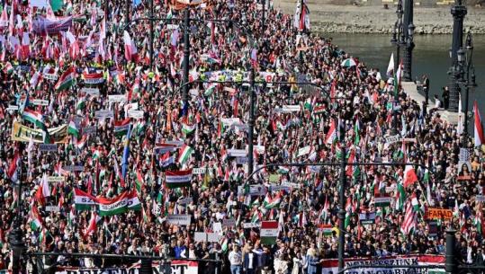 Partitë rivale në Hungari mbajnë tubime të mëdha përpara zgjedhjeve të prillit