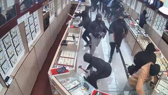 1.7 milionë dollarë për 70 sekonda, grabitje spektakolare në një dyqan bizhuterish në Kaliforni (VIDEO)