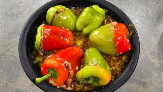 Speca të mbushur me mish dhe oriz nga zonja Albana 