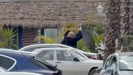 VIDEOLAJM/ Kryeministri Rama shfaqet i nervozuar në Vlorë, shenja me duar teksa diskuton me përfaqësues të PS