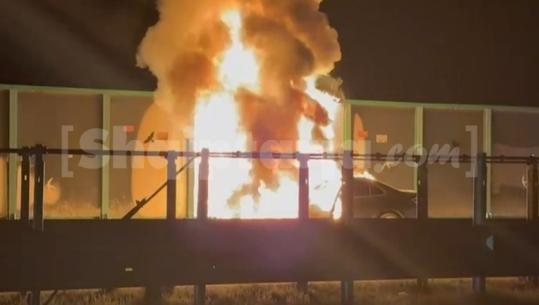 Makina përfshihet nga flakët në autostradën Fier-Vlorë, shkrumbohet totalisht