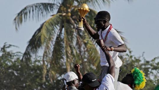 CAF i dha fitoren në tavolinë Marokut, Senegali refuzon të kthejë trofeun e fituar në fushë