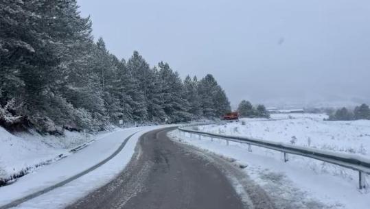 VIDEOLAJM/ Sërish reshje dëbore në Korçë, Dardha e Voskopoja zgjohen nën velin e bardhë
