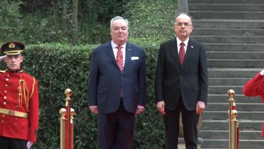 Princi i Maltës mbërrin në Shqipëri, pritet nga presidenti Begaj