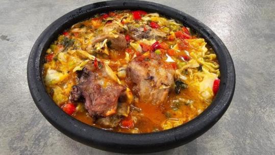 Tavë me mish dhe qepë të njoma nga zonja Albana