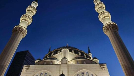 Bajram Begaj uron besimtarët myslimanë për Fitër Bajram: Qoftë agjërimi dhe përkushtimi juaj i pranuar!