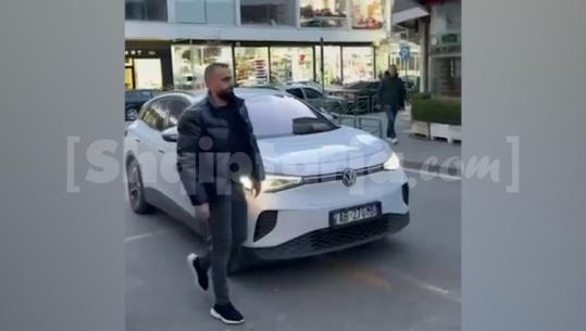 Iu gjetën 4 mijë rrënjë kanabisi në magazinën e tij, MOMENTI kur Drejtori i Burgut të Rrogozhinës vetëdorëzohet në polici